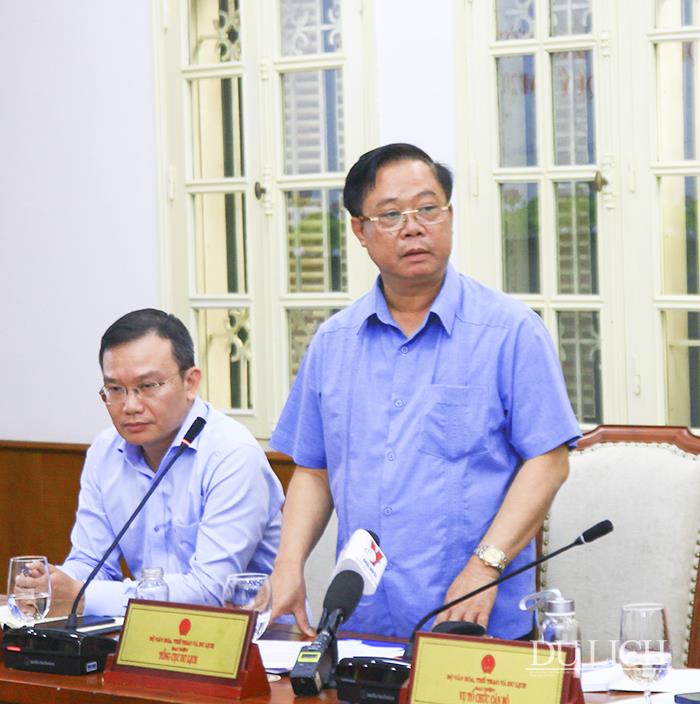 Phó Tổng cục trưởng TCDL Phạm Văn Thủy trả lời câu hỏi của các cơ quan báo chí